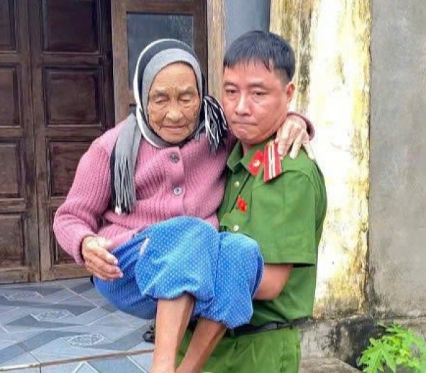 Quảng Ngãi 'chạy đua' di dời dân tránh bão Kalmaegi Quảng Ngãi 'chạy đua' di dời dân tránh bão Kalmaegi