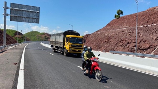 Quảng Ninh: Nguy cơ mất an toàn giao thông trên cao tốc Vân Đồn - Móng Cái