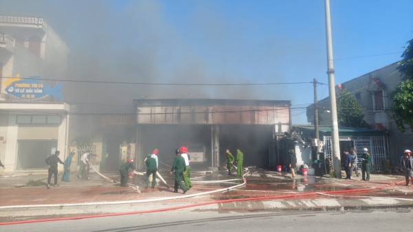 Quảng Ninh: Điều tra vụ cháy nhà xưởng khiến nhiều ô tô bị thiêu rụi