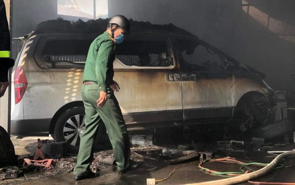 Quảng Ninh: Điều tra vụ cháy nhà xưởng khiến nhiều ô tô bị thiêu rụi