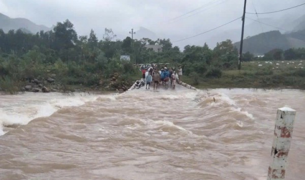 Quảng Trị: 1 người mất tích do vượt qua ngầm tràn có nước lũ dâng cao Quảng Trị: 1 người mất tích do vượt qua ngầm tràn có nước lũ dâng cao
