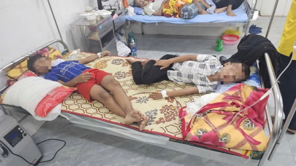 Quảng Trị: 25 học sinh nhập viện sau bữa ăn sáng ở trường Quảng Trị: 25 học sinh nhập viện sau bữa ăn sáng ở trường