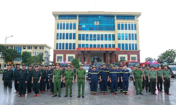 Quảng Trị: Công an xuất quân chi viện TP.Huế khắc phục hậu quả cơn lũ lịch sử Quảng Trị: Công an xuất quân chi viện TP.Huế khắc phục hậu quả cơn lũ lịch sử