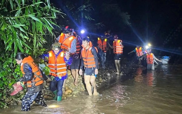 Quảng Trị: Cứu 6 người bị cô lập trong rừng do nước lũ dâng cao Quảng Trị: Cứu 6 người bị cô lập trong rừng do nước lũ dâng cao
