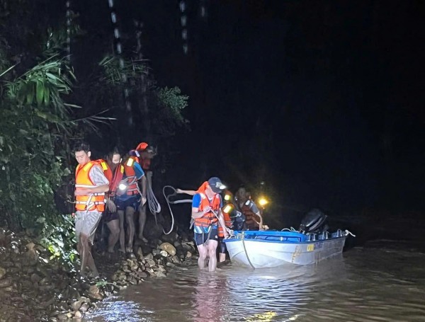 Quảng Trị: Cứu 6 người bị cô lập trong rừng do nước lũ dâng cao Quảng Trị: Cứu 6 người bị cô lập trong rừng do nước lũ dâng cao