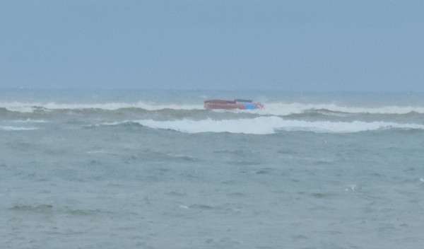 Quảng Trị: Lật tàu cá cách bờ 100 m tại biển Nhật Lệ, 1 người tử vong Quảng Trị: Lật tàu cá cách bờ 100 m tại biển Nhật Lệ, 1 người tử vong