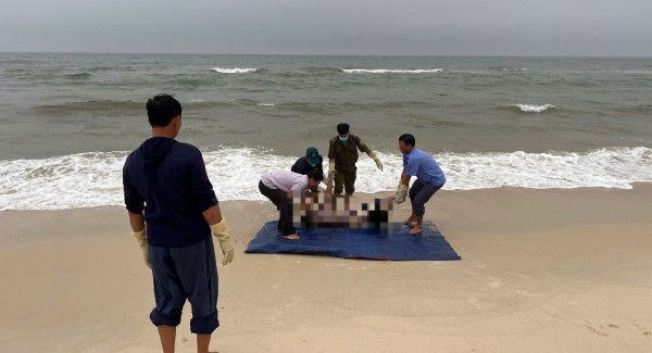 Quảng Trị: Lật tàu cá cách bờ 100 m tại biển Nhật Lệ, 1 người tử vong Quảng Trị: Lật tàu cá cách bờ 100 m tại biển Nhật Lệ, 1 người tử vong