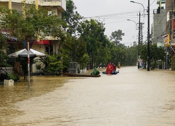 Quảng Trị: Miền núi sạt lở hàng chục điểm, tàu chìm do mưa lớn Quảng Trị: Miền núi sạt lở hàng chục điểm, tàu chìm do mưa lớn