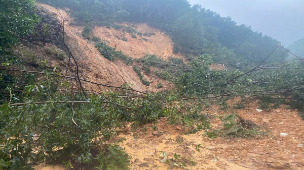 Quảng Trị: Miền núi sạt lở hàng chục điểm, tàu chìm do mưa lớn Quảng Trị: Miền núi sạt lở hàng chục điểm, tàu chìm do mưa lớn