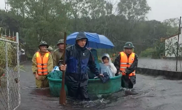 Quảng Trị: Miền núi sạt lở hàng chục điểm, tàu chìm do mưa lớn Quảng Trị: Miền núi sạt lở hàng chục điểm, tàu chìm do mưa lớn