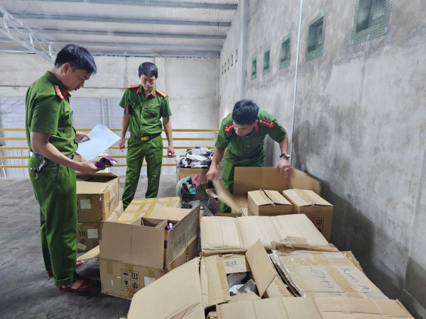 Quảng Trị: Phát hiện kho mỹ phẩm lậu 2,5 tấn ở TP.Đông Hà Quảng Trị: Phát hiện kho mỹ phẩm lậu 2,5 tấn ở TP.Đông Hà