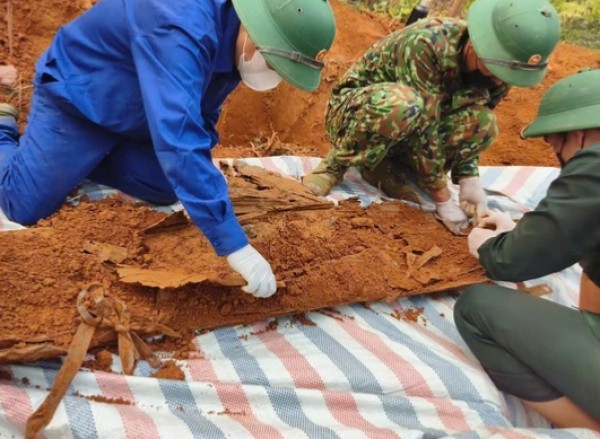 Quảng Trị: Phát hiện thêm hài cốt liệt sĩ kèm di vật ở khe núi Cha Lỳ Quảng Trị: Phát hiện thêm hài cốt liệt sĩ kèm di vật ở khe núi Cha Lỳ