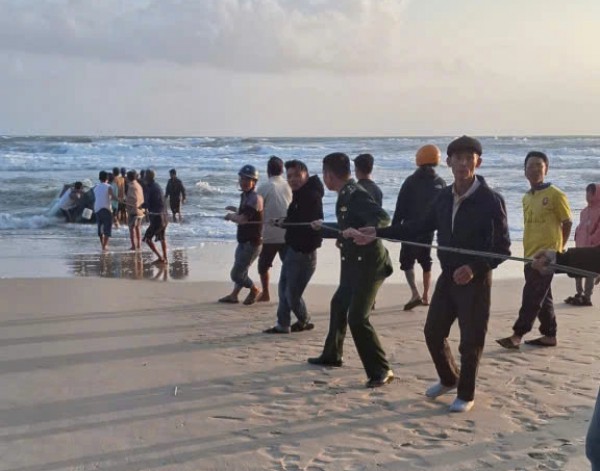 Quảng Trị: Sóng đánh chìm ghe, 1 ngư dân mất tích Quảng Trị: Sóng đánh chìm ghe, 1 ngư dân mất tích