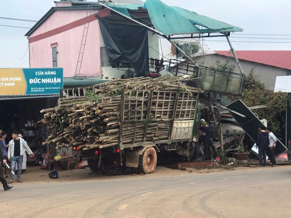 Quảng Trị: Tai nạn giữa xe tải và xe máy, bé 5 tuổi tử vong, nhiều người bị thương
