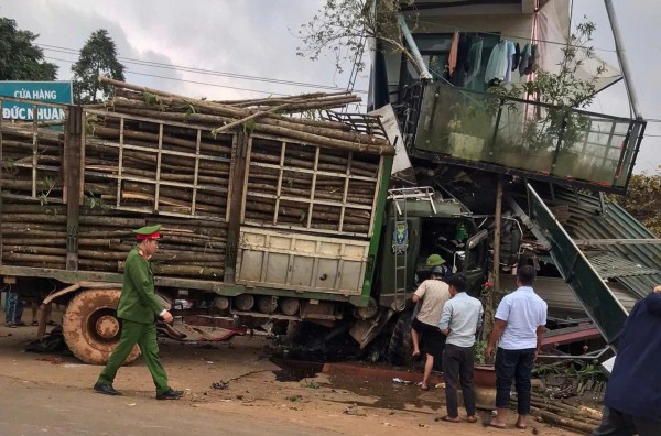 Quảng Trị: Tai nạn giữa xe tải và xe máy, bé 5 tuổi tử vong, nhiều người bị thương