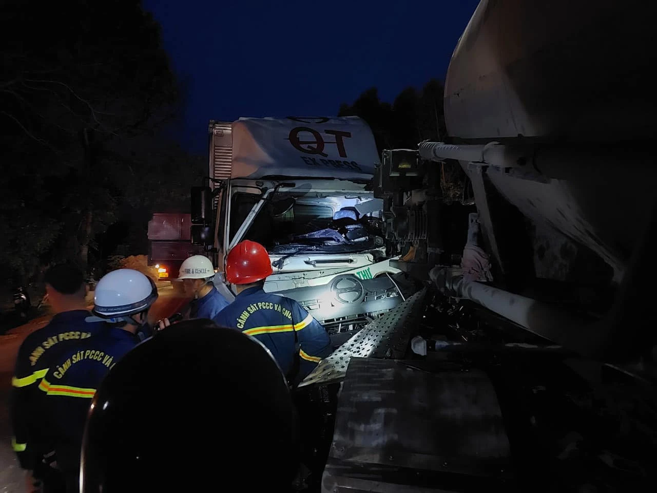 Quảng Trị: Tai nạn lúc rạng sáng, tài xế tử vong, mắc kẹt trong cabin