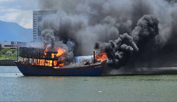 Quảng Trị: Tàu cá bốc cháy dữ dội trên sông Nhật Lệ giữa trưa nắng Quảng Trị: Tàu cá bốc cháy dữ dội trên sông Nhật Lệ giữa trưa nắng