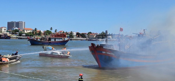Quảng Trị: Tàu cá bốc cháy dữ dội trên sông Nhật Lệ giữa trưa nắng Quảng Trị: Tàu cá bốc cháy dữ dội trên sông Nhật Lệ giữa trưa nắng