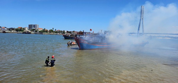 Quảng Trị: Tàu cá bốc cháy dữ dội trên sông Nhật Lệ giữa trưa nắng Quảng Trị: Tàu cá bốc cháy dữ dội trên sông Nhật Lệ giữa trưa nắng