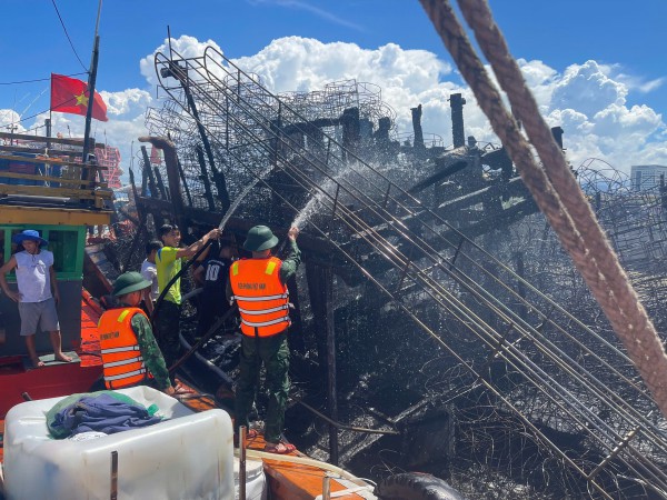 Quảng Trị: Tàu cá bốc cháy dữ dội trên sông Nhật Lệ giữa trưa nắng Quảng Trị: Tàu cá bốc cháy dữ dội trên sông Nhật Lệ giữa trưa nắng