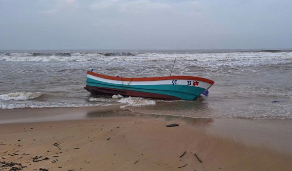 Quảng Trị: Tàu cá dạt bờ còn nguyên ngư lưới cụ, ngư dân nghi mất tích