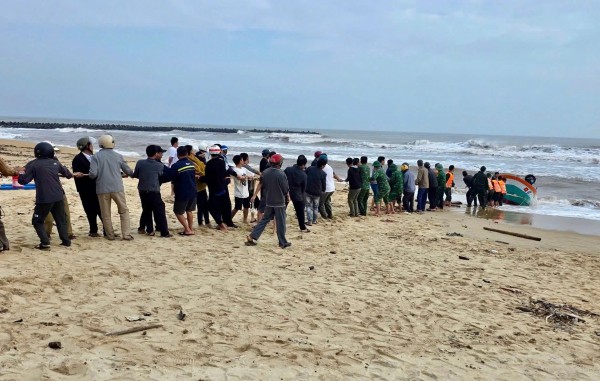 Quảng Trị: Tàu cá dạt bờ còn nguyên ngư lưới cụ, ngư dân nghi mất tích