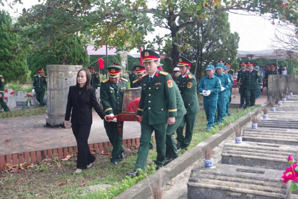 Quảng Trị: Truy điệu, an táng 3 hài cốt liệt sĩ tìm thấy ở bản Chút Mút Quảng Trị: Truy điệu, an táng 3 hài cốt liệt sĩ tìm thấy ở bản Chút Mút