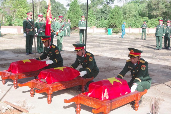 Quảng Trị: Truy điệu, an táng 3 hài cốt liệt sĩ tìm thấy ở bản Chút Mút Quảng Trị: Truy điệu, an táng 3 hài cốt liệt sĩ tìm thấy ở bản Chút Mút