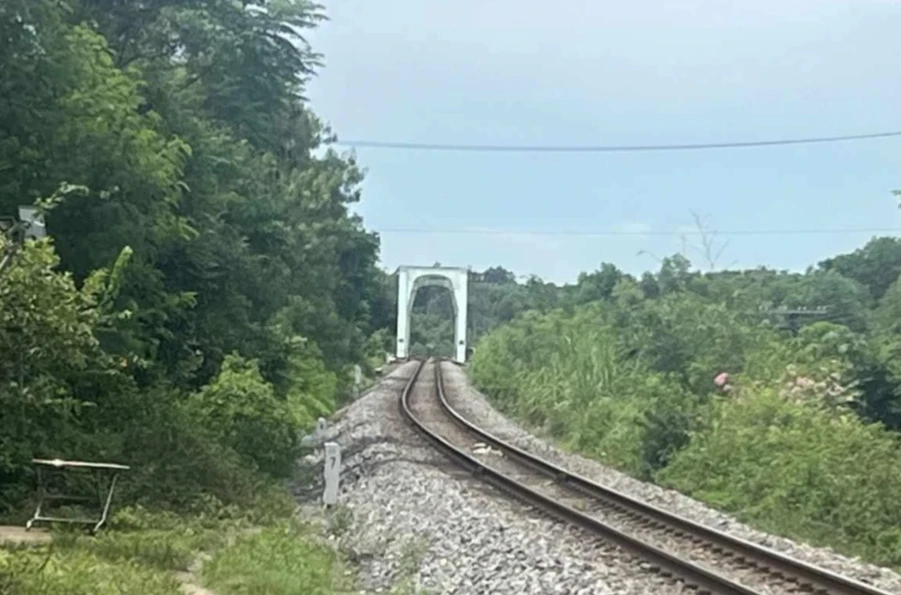 Quảng Trị: Đi bộ trên cầu đường sắt, nam sinh bị tàu tông tử vong