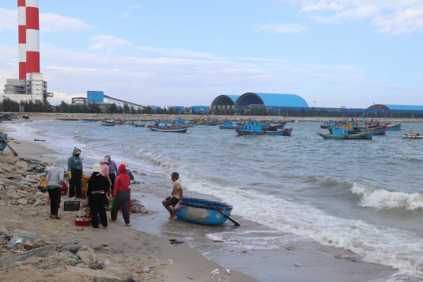 Quốc hội giám sát tại TTĐL Vĩnh Tân: Kiến nghị di dời hơn 400 hộ dân Quốc hội giám sát tại TTĐL Vĩnh Tân: Kiến nghị di dời hơn 400 hộ dân