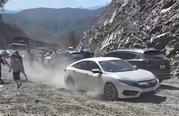 Quốc lộ 28B: Nỗi ám ảnh của tài xế, du khách trong dịp Tết Bính Ngọ Quốc lộ 28B: Nỗi ám ảnh của tài xế, du khách trong dịp Tết Bính Ngọ