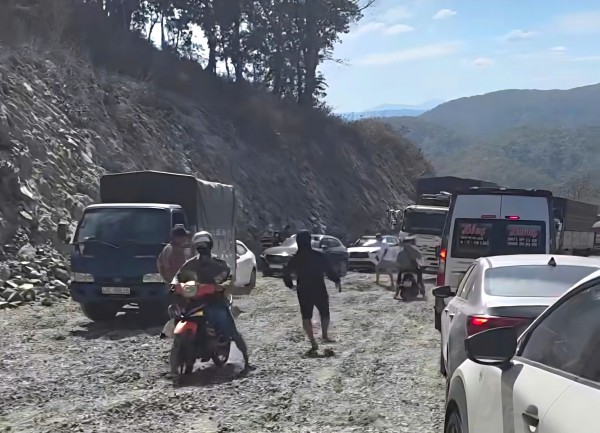 Quốc lộ 28B: Nỗi ám ảnh của tài xế, du khách trong dịp Tết Bính Ngọ Quốc lộ 28B: Nỗi ám ảnh của tài xế, du khách trong dịp Tết Bính Ngọ