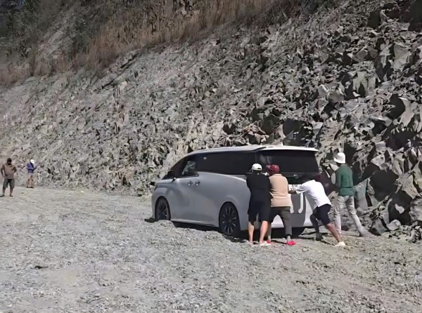 Quốc lộ 28B: Nỗi ám ảnh của tài xế, du khách trong dịp Tết Bính Ngọ Quốc lộ 28B: Nỗi ám ảnh của tài xế, du khách trong dịp Tết Bính Ngọ