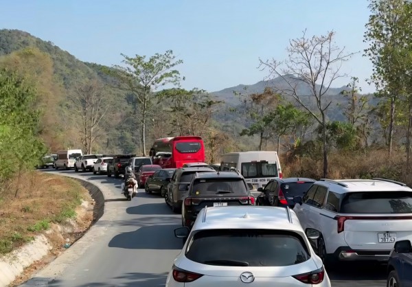 Quốc lộ 28B: Nỗi ám ảnh của tài xế, du khách trong dịp Tết Bính Ngọ Quốc lộ 28B: Nỗi ám ảnh của tài xế, du khách trong dịp Tết Bính Ngọ