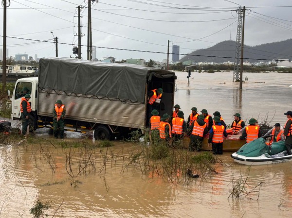 Quy Nhơn ngập lụt lịch sử: Thiếu tá biên phòng bị thương khi cứu dân
