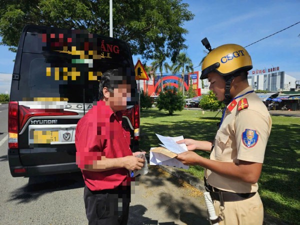 Ra quân kiểm tra nồng độ cồn, ma túy đối với tài xế xe khách trên quốc lộ 51