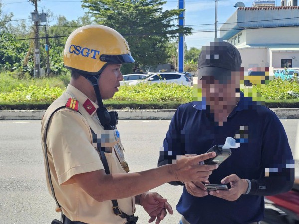 Ra quân kiểm tra nồng độ cồn, ma túy đối với tài xế xe khách trên quốc lộ 51