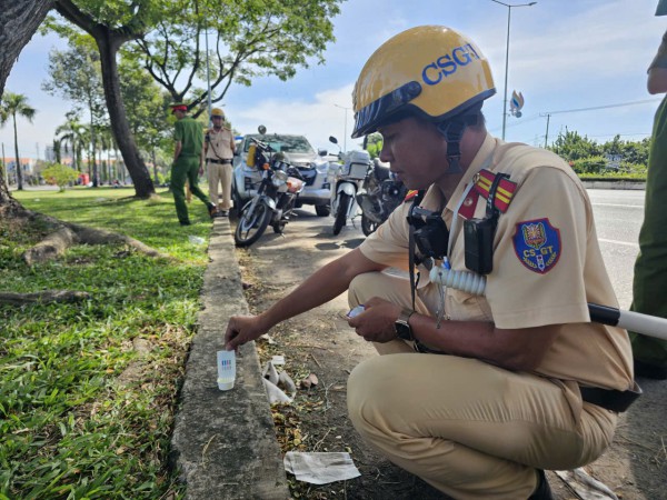 Ra quân kiểm tra nồng độ cồn, ma túy đối với tài xế xe khách trên quốc lộ 51