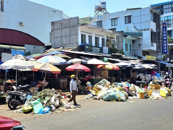 Rác thải bốc mùi, ứ đọng suốt 3 ngày trên đường phố Buôn Ma Thuột