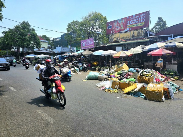 Rác thải bốc mùi, ứ đọng suốt 3 ngày trên đường phố Buôn Ma Thuột