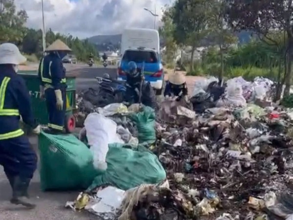 Rác thải bủa vây Khu liên hợp Văn hóa - Thể thao tỉnh Lâm Đồng