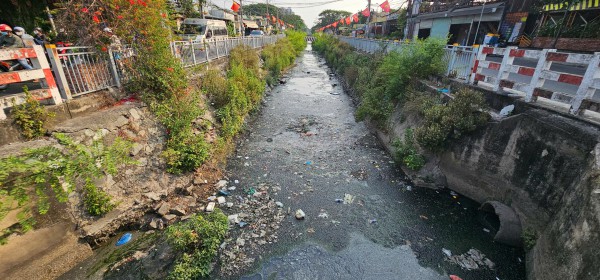 Rác thải bủa vây kênh 19 Tháng 5, nước đen kịt ám ảnh người dân Rác thải bủa vây kênh 19 Tháng 5, nước đen kịt ám ảnh người dân