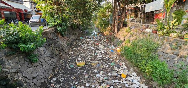 Rác thải bủa vây kênh 19 Tháng 5, nước đen kịt ám ảnh người dân Rác thải bủa vây kênh 19 Tháng 5, nước đen kịt ám ảnh người dân