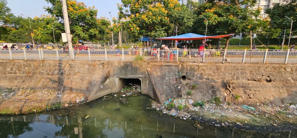 Rác thải bủa vây kênh 19 Tháng 5, nước đen kịt ám ảnh người dân Rác thải bủa vây kênh 19 Tháng 5, nước đen kịt ám ảnh người dân