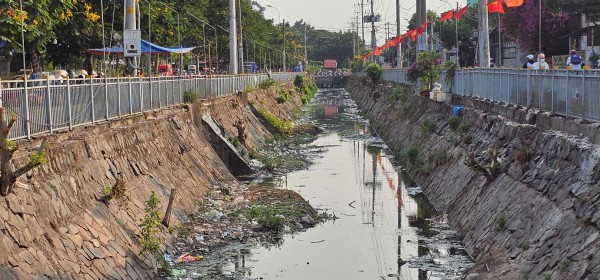 Rác thải bủa vây kênh 19 Tháng 5, nước đen kịt ám ảnh người dân Rác thải bủa vây kênh 19 Tháng 5, nước đen kịt ám ảnh người dân
