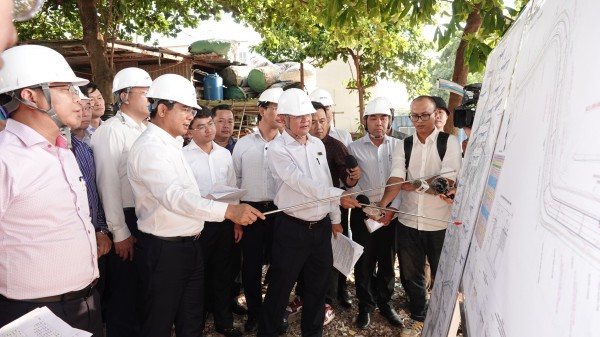 Rạch Xuyên Tâm vướng mặt bằng hơn 1.200 hộ, Chủ tịch TP.HCM ra tối hậu thư