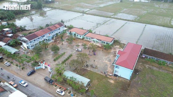 Rốn lũ Hòa Thịnh nhìn từ flycam: Làng quê ngổn ngang sau nước rút Rốn lũ Hòa Thịnh nhìn từ flycam: Làng quê ngổn ngang sau nước rút