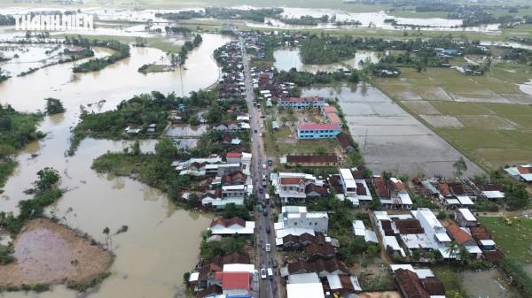 Rốn lũ Hòa Thịnh nhìn từ flycam: Làng quê ngổn ngang sau nước rút Rốn lũ Hòa Thịnh nhìn từ flycam: Làng quê ngổn ngang sau nước rút