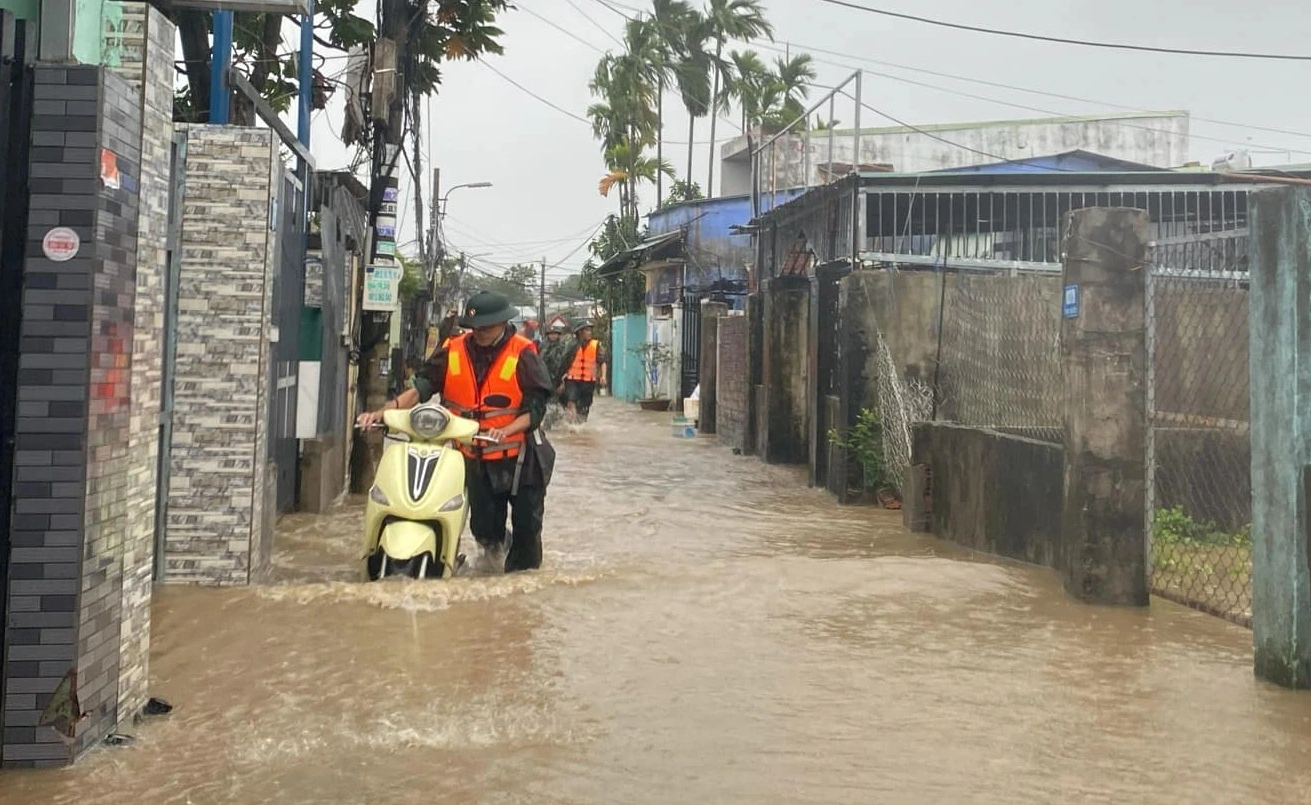 Rốn lũ đường Mẹ Suốt nước dâng cao, chính quyền Đà Nẵng sơ tán dân