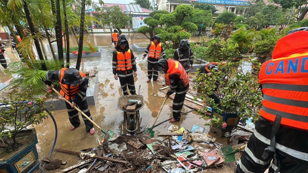 Rốn lũ gượng dậy trong vòng tay nghĩa tình